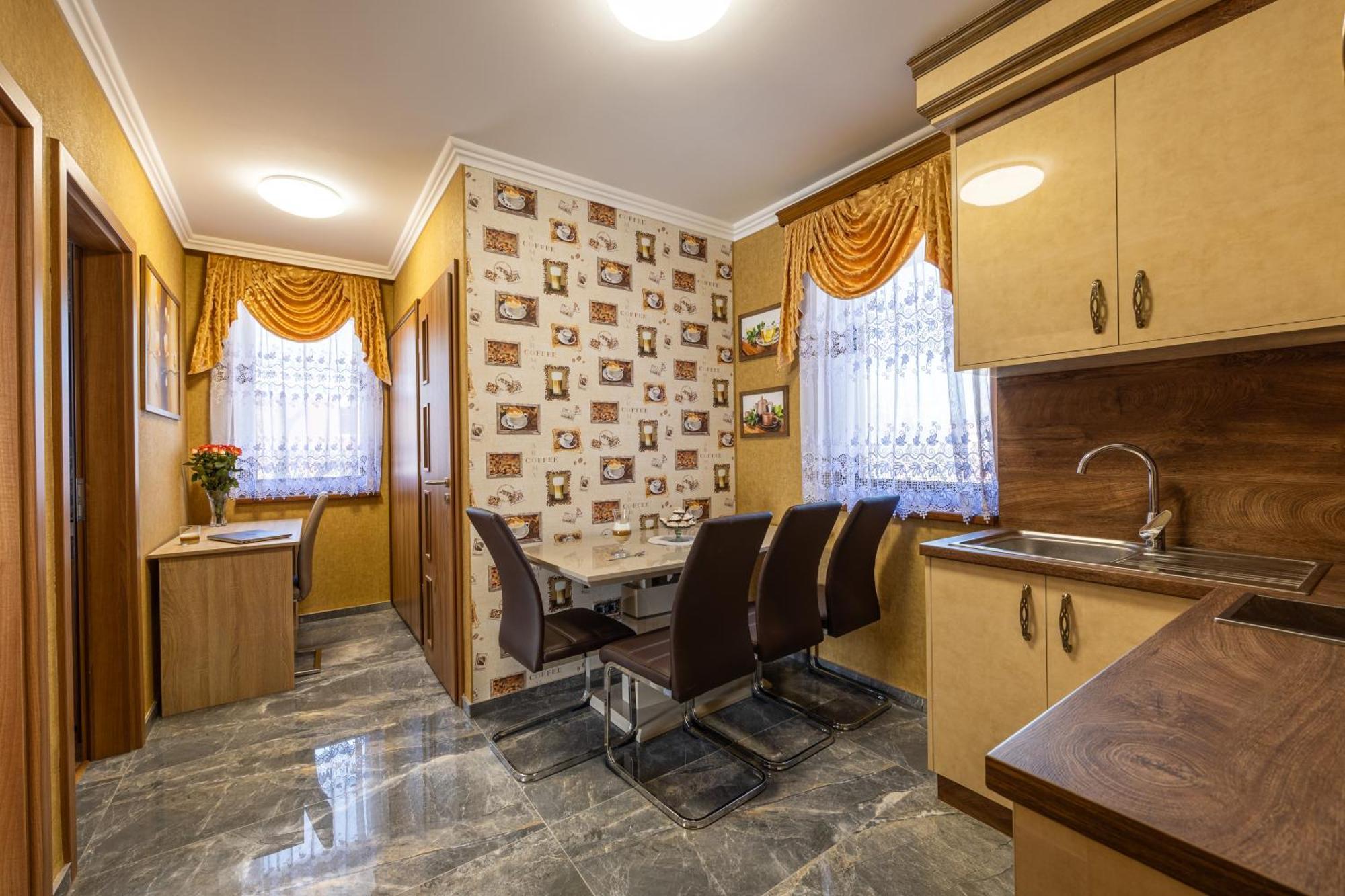 Voeroes Alom Panzio Bed & Breakfast Tiszakecske Exterior photo